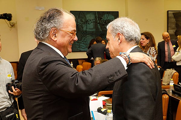 Ángel Luis Rodríguez de la Cuerda saluda a Iñaki Betolaza.