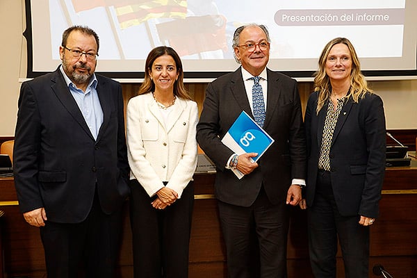 César Hernández, Mar Fábregas, Ángel Luis Rodríguez de la Cuerda y Rita de la PLaza, tesorera del Consejo General de Farmacia.