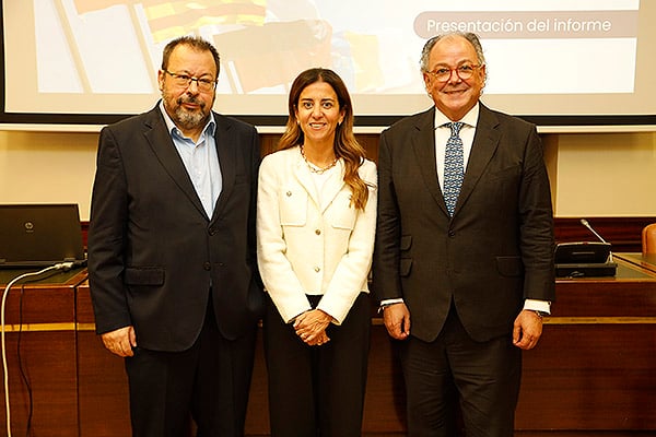 César Hernández, director general de la Cartera Común de Servicios del SNS y de Farmacia del Ministerio de Sanidad; Mar Fábregas y Ángel Luis Rodríguez de la Cuerda, secretaro general de Aeseg.