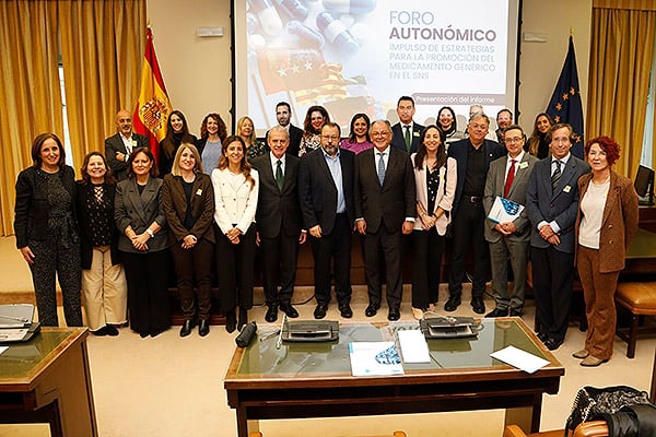 Representantes de Farmcia de distintas comunidades autónomas junto al equipo de la Aeseg.