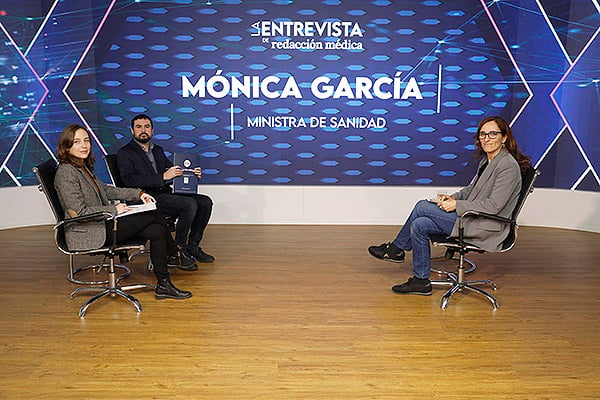 Esther Ortega, jefa de Sección de Política de Redacción Médica; Adrián Mateos, periodista de Redacción Médica; y Mónica García.