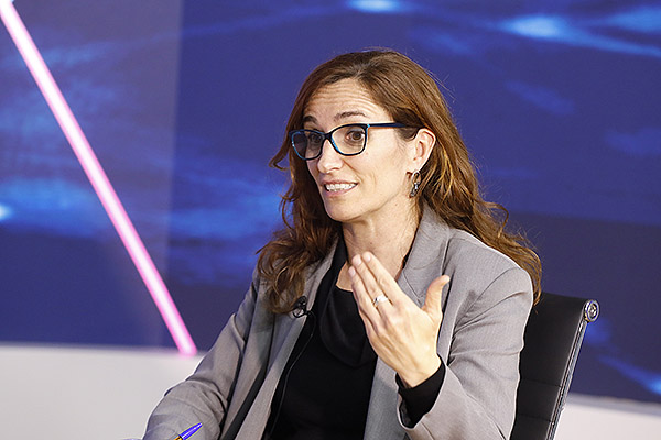 Mónica García, ministra de Sanidad, en un instante durante la entrevista en el plató de Redacción Médica.