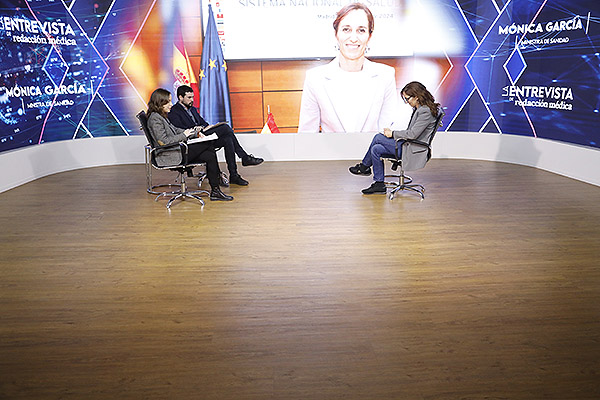 Esther Ortega, jefa de la sección de Política; y Adrián Mateos, redactor de la sección de Política, han entrevistado a la ministra de Sanidad.