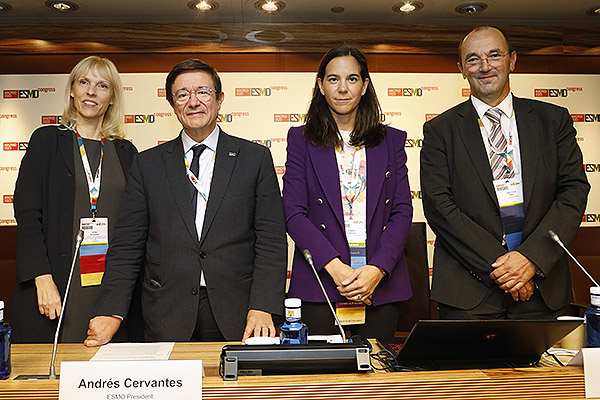 Silke Gillessen, Scientific Chair ESMO 2023; Andrés Cervantes, presidente de ESMO; Ángela Lamarca, ESMO press officer; y Jean-Yves Blay, ESMO director of Public Policy.