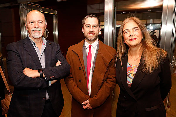 Fernando Gutiérrez, jefe de Servicio de Ordenación de la Consejería de Sanidad de Castilla-La Mancha; Javier Merino, presidente del Colegio de Fisioterapeutas de Castilla- La Mancha; y Carmen Encinas, directora general de Planificación, Ordenación e Inspección Sanitaria y Farmacia de la Consejería de Sanidad de Castilla-La Mancha.