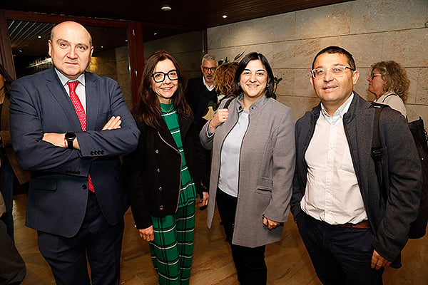 Francisco José García, Isabel Sánchez, directora de Enfermería de la Gerencia de Ciudad Real; Isabel Campanario, directora gerente de Área Integrada de Ciudad Real de Ciudad Real: y Javier Redondo, jefe de Servicio de Anestiología del Hospital de Ciudad Real.