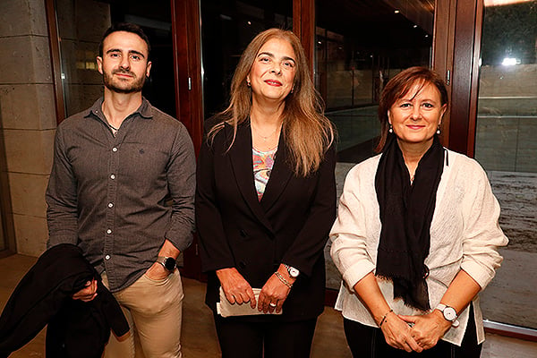 Francisco Cabrera Díaz, asesor técnico de Farmacia del Sescam; Carmen Encinas; y Ana Rubio, coordinadora de Farmacia del Sescam.