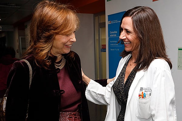 Celia García saluda a Begoña de Andrés, directora de Enfermería del Hospital Puerta de Hierro.