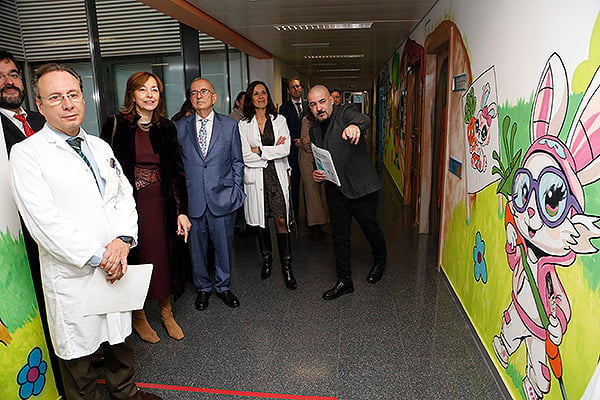 Un momento de la visita por el área de Pediatría donde las paredes están llenas de dibujos elaborados por los niños pacientes del hospital.