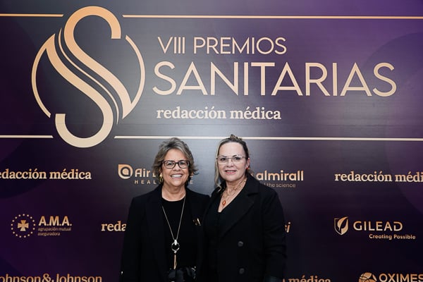 La presidenta de la Junta de Gobierno del Colegio Oficial de Odontólogos y Estomatólogos, Marisol Ucha, con la presidenta de la Asociación Española de Fisioterapeutas en Salud de la Mujer y Salud Pélvica, María Torres Lacomba.