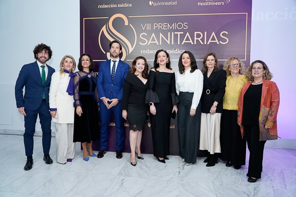 Fátima Matute y Sara García Espada junto al equipo de la Consejería de Salud y Servicios Sociales de la Junta de Extremadura. 