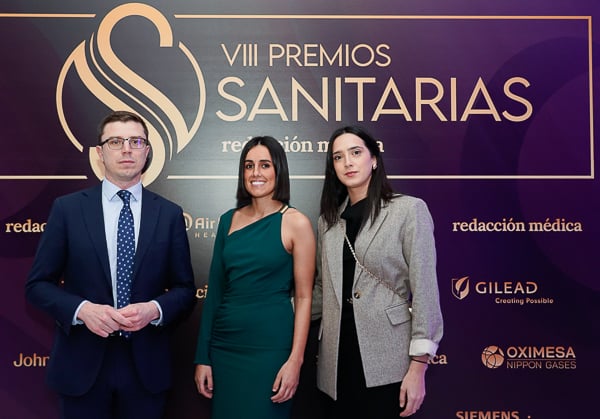 Luis Mendicuti, secretario general de la Alianza de la Sanidad Privada Española (ASPE); Sandra Toro y Victoria Guillén, ambas miembros del área de Prensa de la entidad.