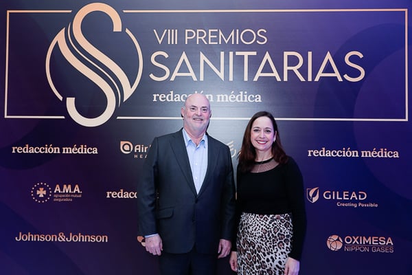 Alberto de Rosa, presidente de Ribera Salud; y Angélica Alarcón, directora de Comunicación de Ribera Salud.