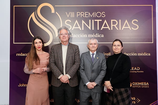 Sheila Justo, vicepresidenta de Amyts; Daniel Bernabéu; Tomás Merina, presidente electo del Ilustre Colegio Oficial de Médicos de Madrid; y Ángela Hernández, secretaria general de Amyts.