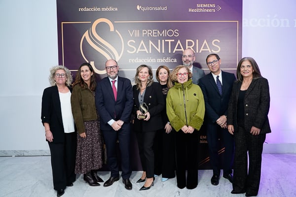 La premiada en los VIII Premios Sanitaria, María de los Ángeles Martín Octavio, junto al equipo de la Consejería de Sanidad de Castilla-La Mancha.