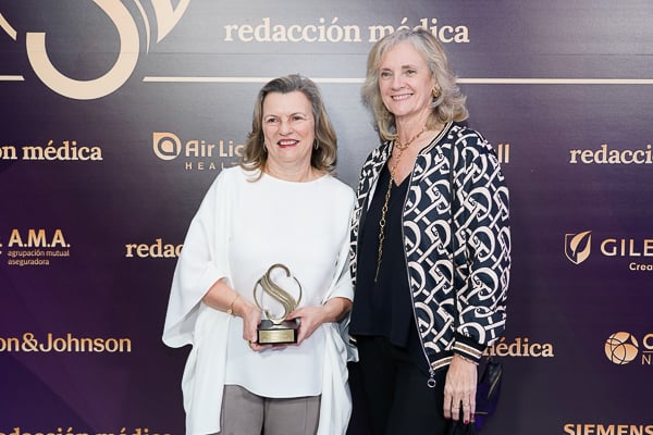 Eloína Núñez posa con Ana Teresa García, directora de Relaciones Institucionales de Abbott