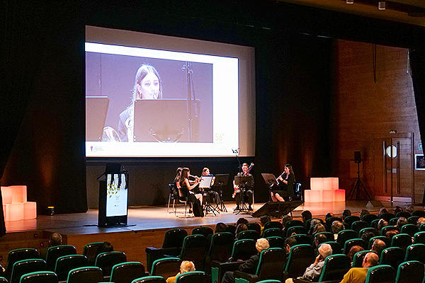 Estudiantes de Medicina de la Universidad de Granada ofrecen un concierto para cerrar el acto.