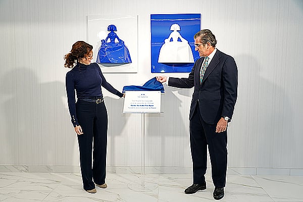 Isabel Díaz Ayuso y Juan Abarca descubren la placa conmemorativa en la inauguración del hospital.