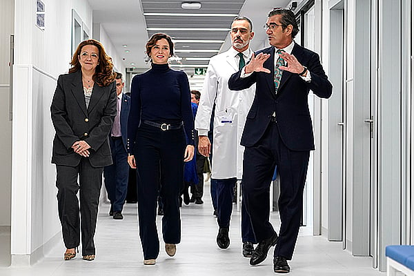  Juan Abarca muestra las instalaciones del Hospital Universitario HM Madrid Río a Isabel Díaz Ayuso y a Fátima Matute, consejera de Sanidad de la Comunidad de Madrid.