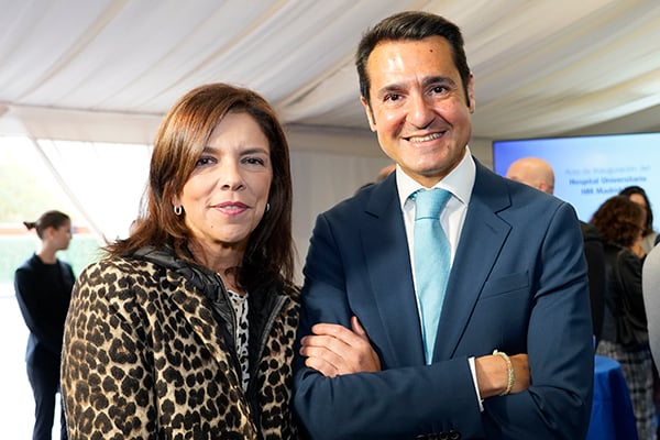 Marta Villanueva, directora general de Fundación IDIS y Roberto Sanz, director Comercial de HM Hospitales.