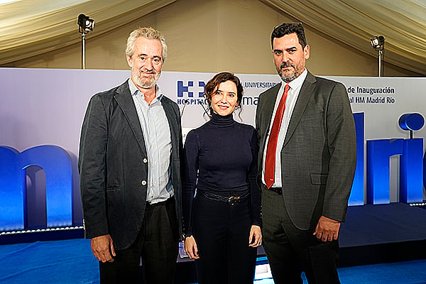 Javier Reguera, director de Nuevos Proyectos en HM Hospitales; Isabel Díaz Ayuso y Sergio Irutia.