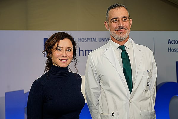 Isabel Díaz Ayuso y Carlos Masicas, director médico de HM Hospitales.