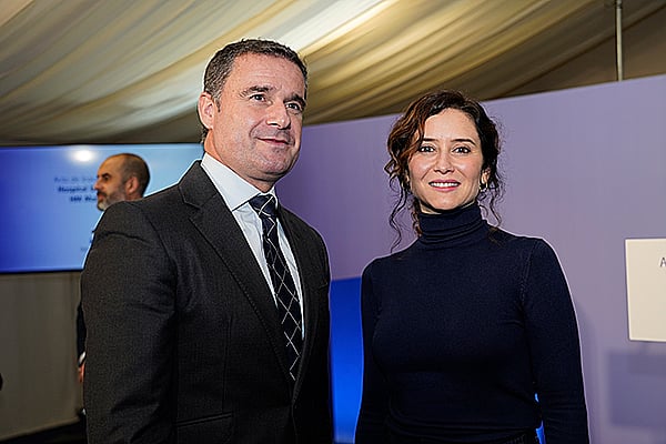 Iván Hevia, director de Relación con Pacientes de HM Hospitales e Isabel Díaz Ayuso.