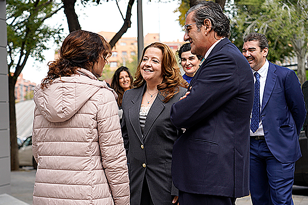 Isabel Díaz Ayuso conversa con Fátima Matute y Juan Abarca.