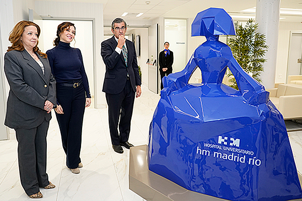 Isabel Díaz Ayuso posa con Juan Abarca y Fátima Matute junto a la Menina.