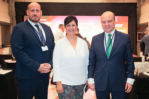 David García Gomis, María José Verdú, diputada de Vox y presidenta de la Comisión de Salud del Parlamento balear; y Santiago Morón.