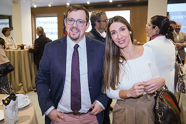 Alberto Villa, abogado de Amyts; y Sheila Justo, médico en el Servicio de Atención Rural de Chinchón y presidenta del Sector Médicos Jóvenes y MIR de Amyts.