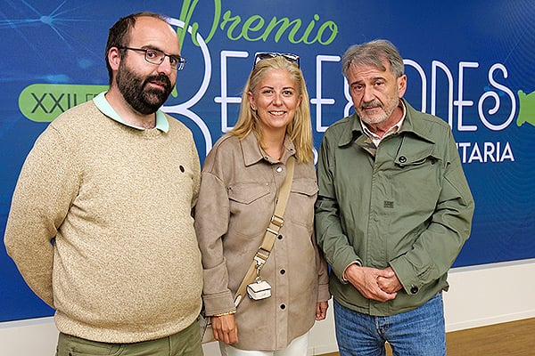 Víctor Escudero y Elena Mohino, técnico de Urgencias y Emergencias y jefa de Comunicación del Summa 112, respectivamente; y Modoaldo Garrido.