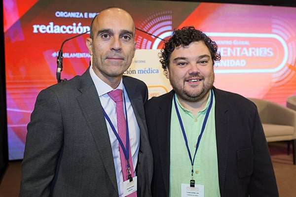 Ricardo López, director general de Sanitaria 2000; y Julio Torrado, exportavoz del PSOE en la Comisión de Sanidad del Parlamento de Galicia.