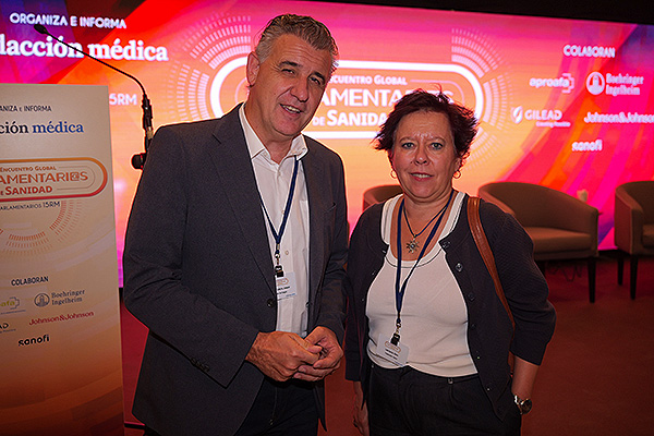 Joaquín Moreno y Elena Lete, diputada del PNV y Presidenta de la Comisión de Salud del Parlamento Vasco.