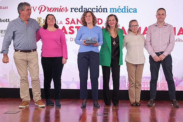 Ammonia Cobo, coordinadora médica del Centro de Salud Cuenca I; Mª Ángeles Martín, directora general de Atención Primaria del Sescam; Amparo Pérez, responsable de Enfermería del Centro de Salud Cuenca I, junto a su equipo.