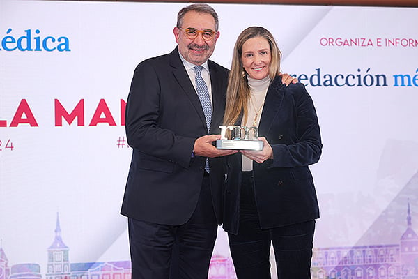 El consejero de Sanidad de Castilla-La Mancha entrega el premio a Olga Mediano, jefa de Sección de Sueño y Ventilación del Servicio del Servicio de Neumología del Hospital Universitario de Guadalajara.