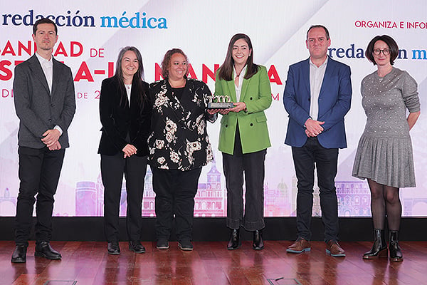 Óscar López, director de Redacción Médica; María Concepción Serrano, científica titular del Instituto de Ciencias de Materiales del CSIC; Isabel Machín-Diaz; lab manager del Laboratorio Neuroinmuno-Reparación del Hospital Nacional de Parapléjicos de Toledo; Celia Camacho, investigadora en este mismo hospital; Diego Clemente, investigador principal del Laboratorio Neuroinmuno-Reparación del mismo centro y Sarah Christiaanse, directora general de Abbott Diabetes Care España.