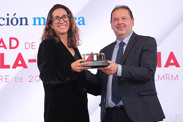 Cristina Pérez, presidenta de la Asociación Castellano-Manchega de Dermatología; e Ibrahim Rafae Hernández, director General de Asistencia Sanitaria del Sescam.