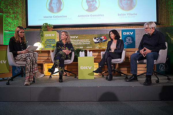 De izquierda a derecha, Silvia Agulló, directora de Sostenibilidad de DKV, Belén Viloria, CEO de BCORP Spain, Marta Colomina, directora general de la Fundación PWC y Antonio González, director general de Impact Hub.