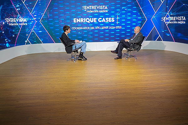 Entrevista con Enrique Cases en el plató de Redacción Médica.