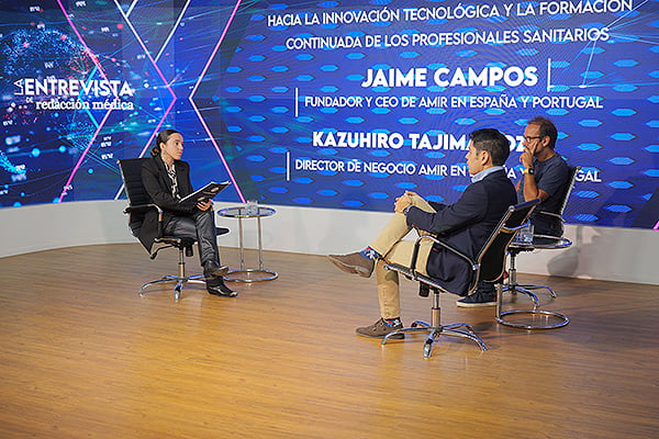 Instante de la entrevista a Jaime Campos y Kazuhiro Tajima en el plató de Redacción Médica.