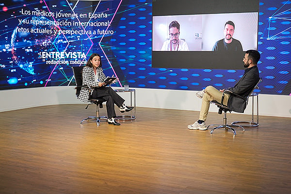 Instante de la conversación con Cerame, Domingo Antonio Sánchez, representante nacional de médicos jóvenes y promoción de empleo del Consejo General de Colegios Oficiales de Médicos de España y Pablo Estrella, presidente de la Red de Médicos Jóvenes de la Asociación Médica Mundial.