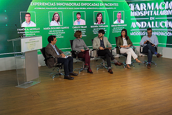 Instante de la mesa centrada en las experiencias innovadoras enfocadas en pacientes de la Jornada de Farmacia Hospitalaria en Andalucía, en el plató de Redacción Médica. 