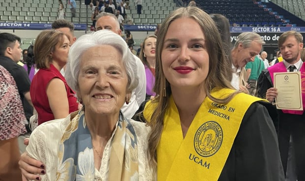 Una médica recién graduada detalla lo que le dijo hace cinco años su abuela y lo orgullosa que se siente al estar con ella durante el acto académico.