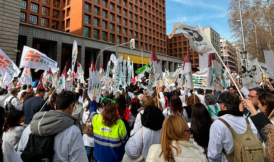 Los médicos se manifiestan frente al Ministerio de Sanidad para pedir un Estatuto propio.