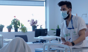 Un sanitario trabajando en la sala de hemodiálisis del Clínico San Cecilio de Granada