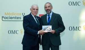 Enrique Guilabert, tesorero de la Organización Médica Colegial y Julián Zabala Pino, sobrino de José María Pino, presidente-editor de Redacción Médica.