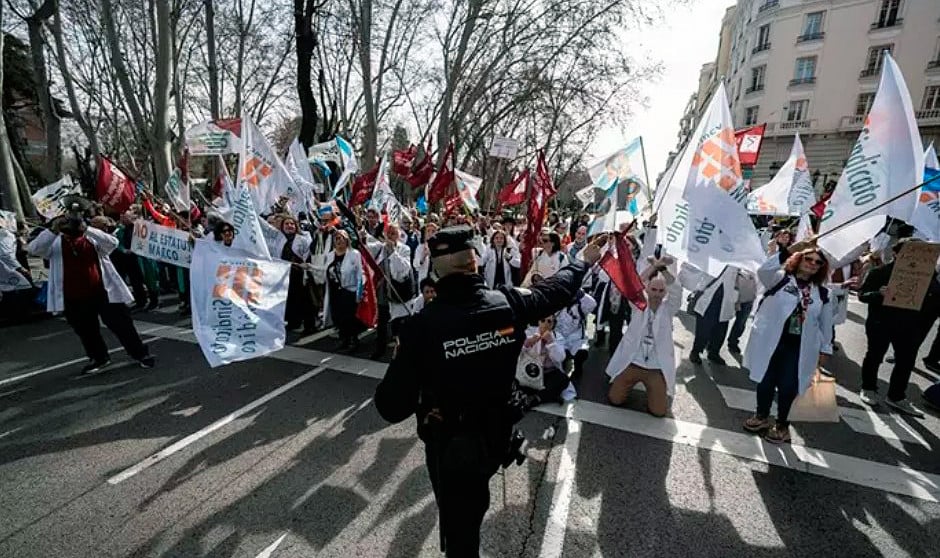 ¿Es legal manifestarse frente a Sanidad con la convocatoria cancelada?