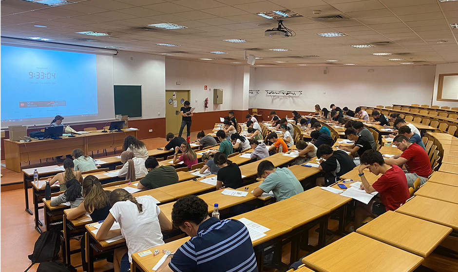 Estudiantes en la universidad.