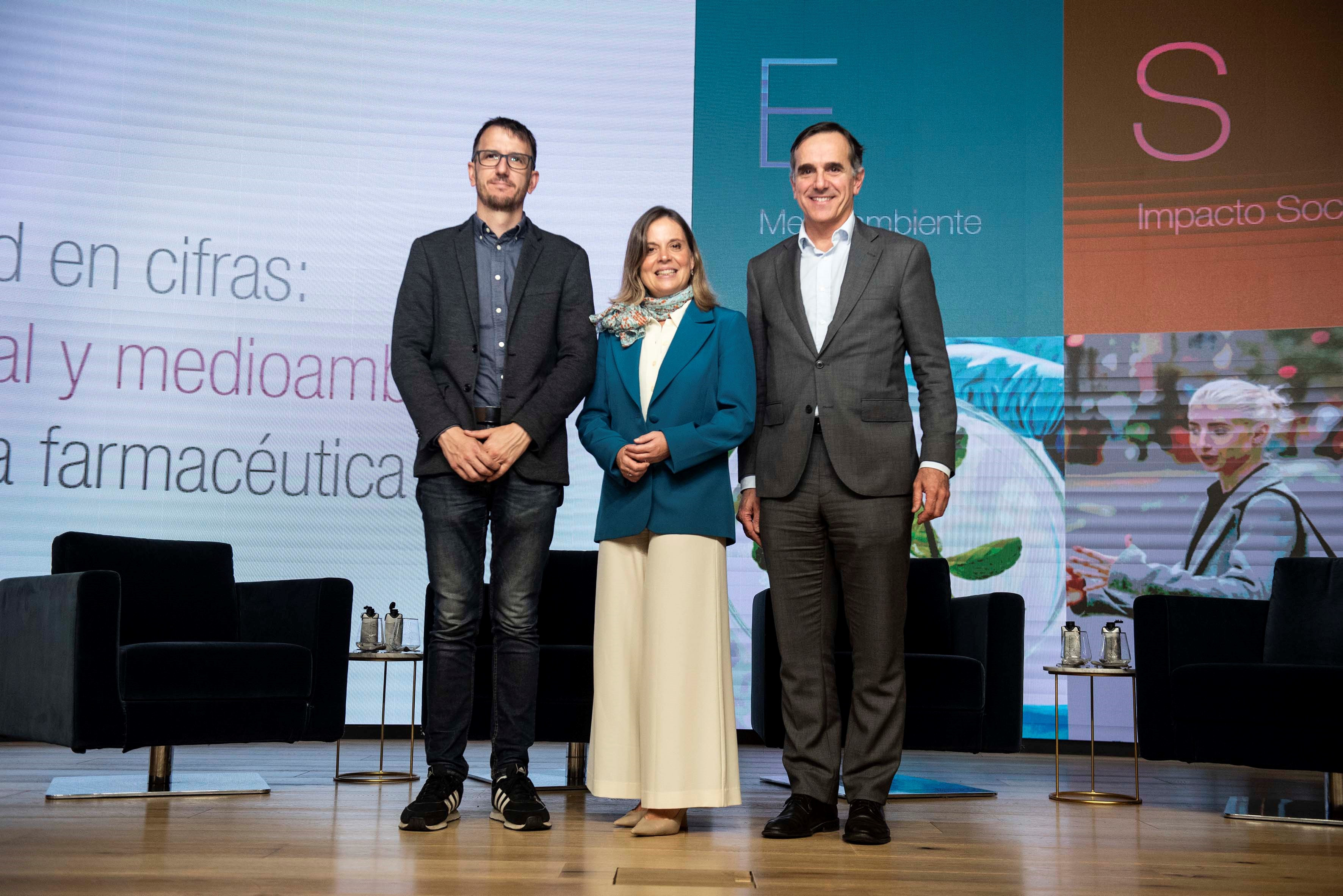  Héctor Tejero, responsable de Salud y Cambio Climático del Ministerio de Sanidad; Fina Lladós, presidenta de Farmaindustria; y Juan Yermo, director general de Farmaindustria.